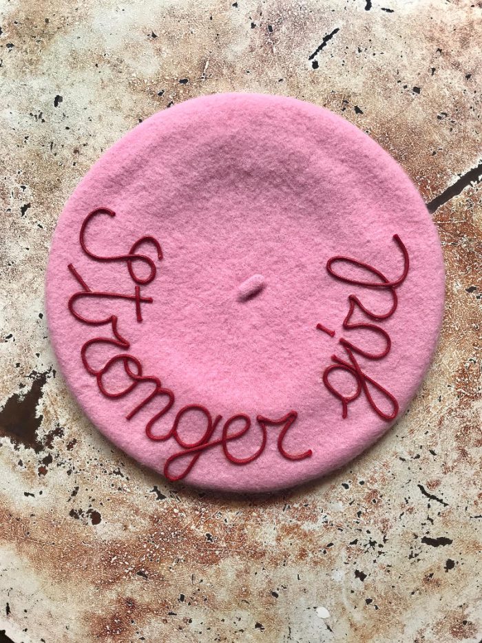 mantra beret leontine vintage in colore rosa con scritta stronger girl